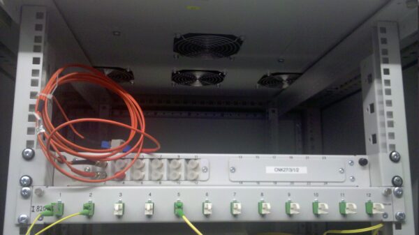 Contabo'nun Frankfurt Veri Merkezinde bir fiber optik patch panel.